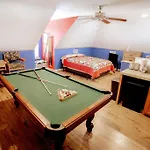 Studio Apt Pool Grills Billiards & Golf Access
