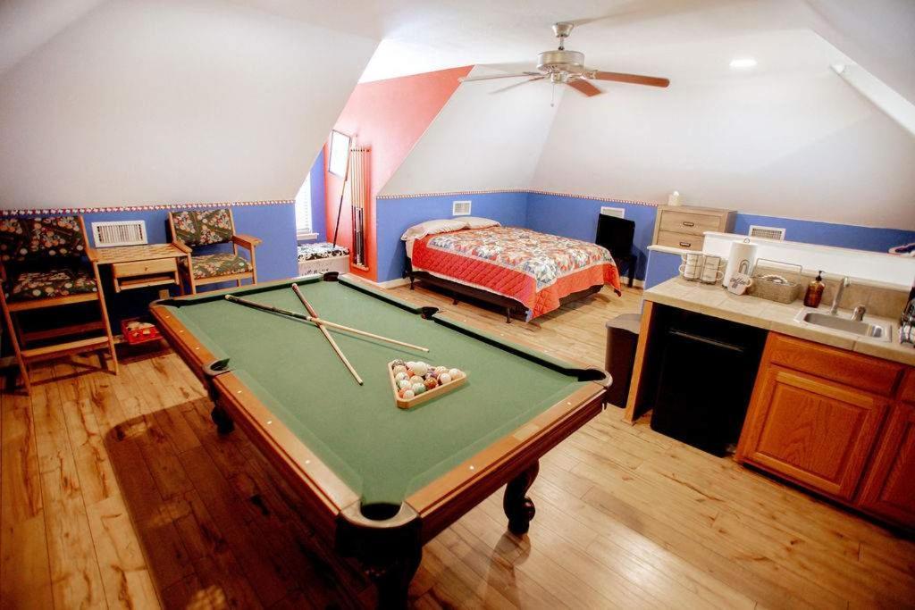Pool Grills Billiards & Golf Access Apartment *